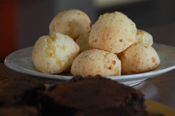 Pão de Queijo: Do Brasil para a Polônia – A História, a Adaptação e o Sucesso desta Tradição