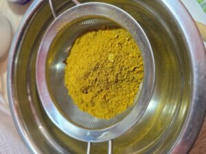 Peneirando o tempero baiano caseiro em uma tigela de meta brasil on the Platel