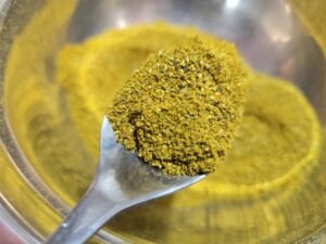 Colher de metal com tempero baiano caseiro mostrando a textura fina Brasil on the Plate